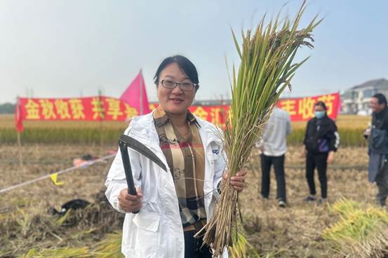 3 李红艳老师参加第五轮城乡党组织结对帮扶金汇村活动