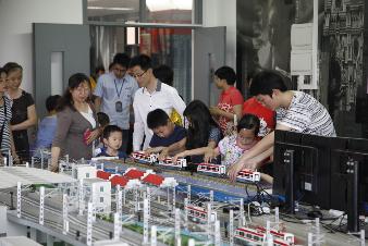参观轨道学院科普教育基地